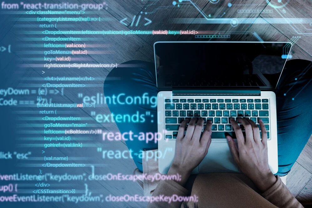 Специалист разрабатывает код в ChatGPT